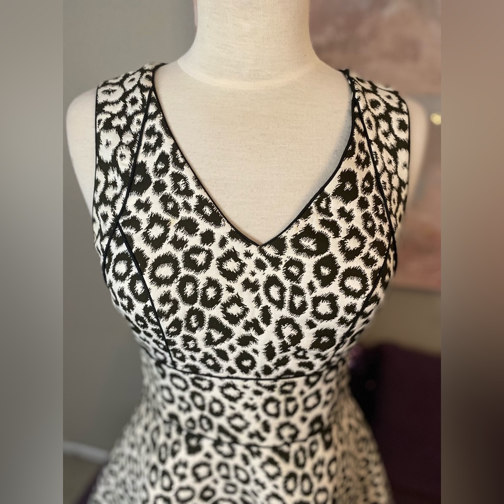 Banana Republic White Leopard Print Dress Black & White exposed Zipper Size 2 - Picture 10 of 12